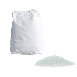 Evolution FilterBeads 20 kg: Glasperlen als Filtersand für Pools im weißen Sack und als Häufchen.