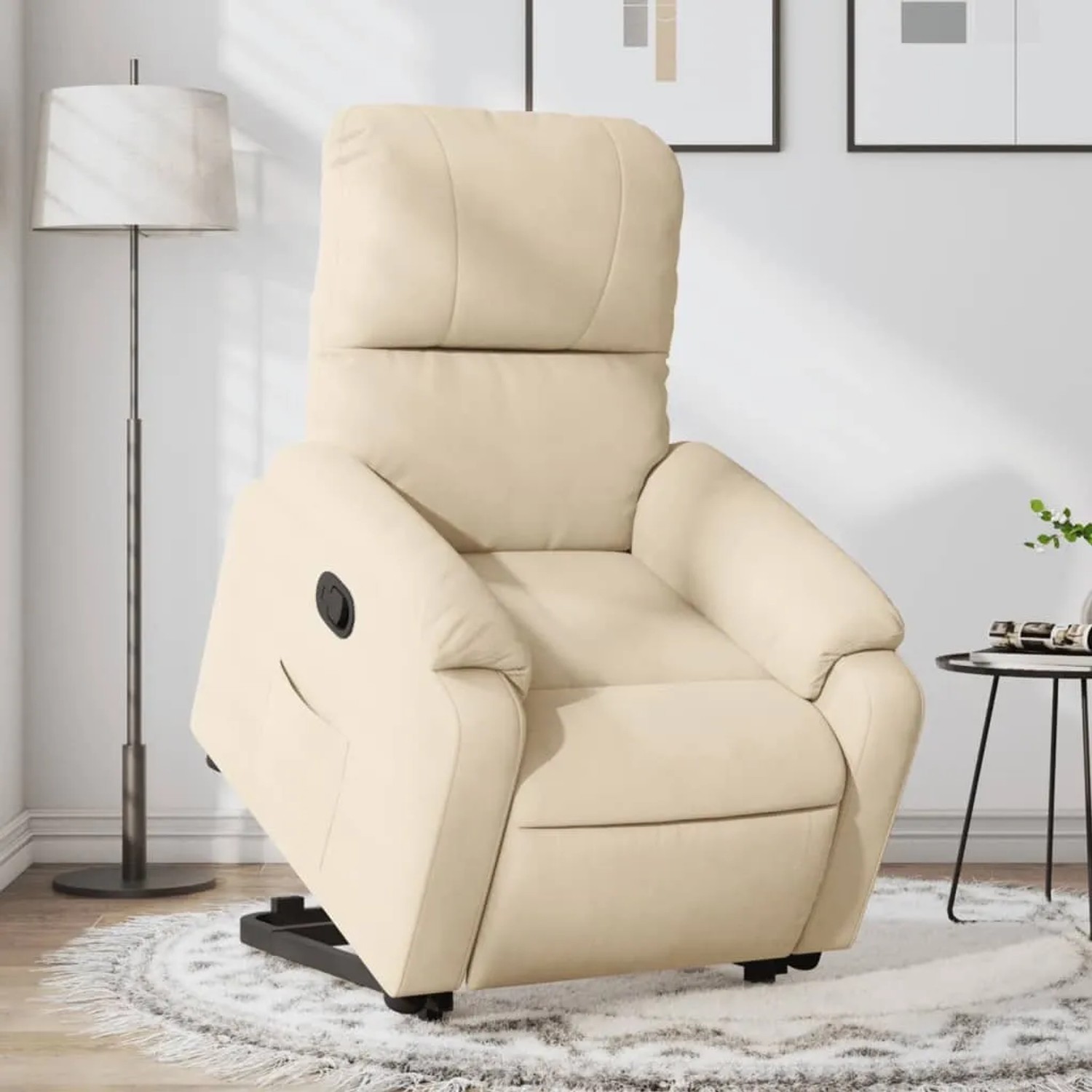 Cremefarbener Relaxsessel mit Aufstehhilfe aus Mikrofaser, verstellbare Rückenlehne und Seitentasche.
