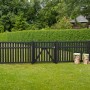 Schwarzer Vorgartenzaun Country aus Nadelholz mit Tor, 150x96 cm, vor grüner Hecke.