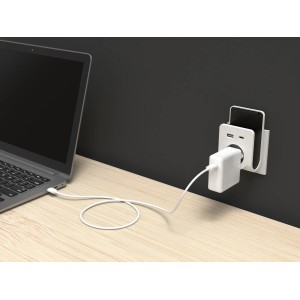 Weiß-grauer USB-Adapter mit einziehbarem Kabel lädt Laptop und Smartphone an der Steckdose.