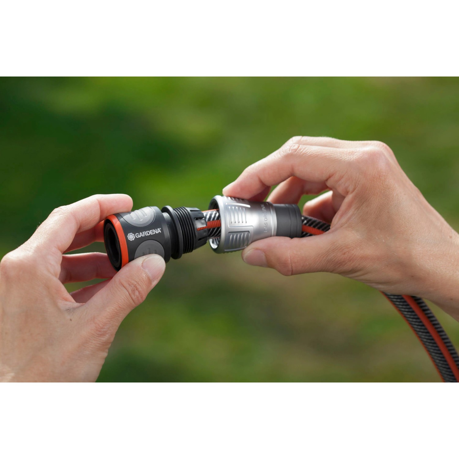 Gardena Premium Schlauchverbinder (13/16 mm) im Einsatz: Schlauchanschluss leicht gemacht.