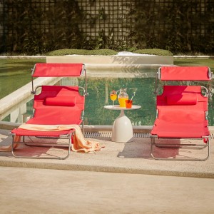 2er Set rote SoBuy Gartenliegen mit Sonnendach und Kopfkissen am Pool.