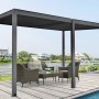 Anthrazitfarbene Floraworld Pergola mit Lamellendach und Gartenmöbeln auf einer Terrasse.