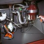Worx Akku-Lampe WX026.9 im Einsatz unter einer Spüle, LED-Baustrahler mit Akku.