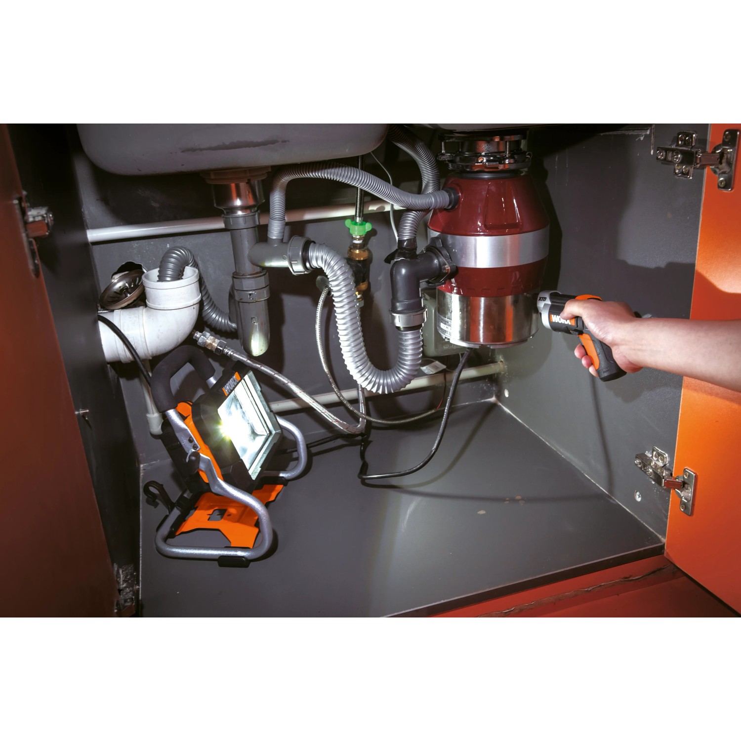 Worx Akku-Lampe WX026.9 im Einsatz unter einer Spüle, LED-Baustrahler mit Akku.