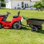 Al-Ko Rasentraktor mit Combi Trailer CT 400 Anhänger im Garten.
