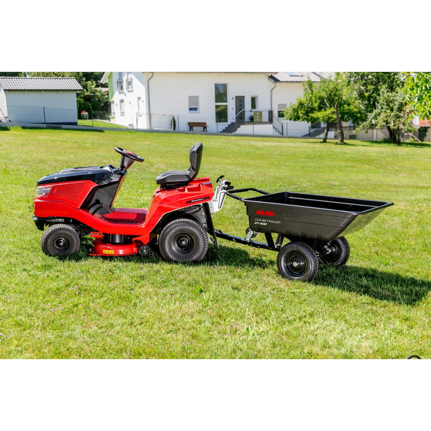 Al-Ko Rasentraktor mit Combi Trailer CT 400 Anhänger im Garten.