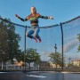 Mädchen springt auf schwarzem Salta Premium Gartentrampolin ø 457 cm mit Sicherheitsnetz.