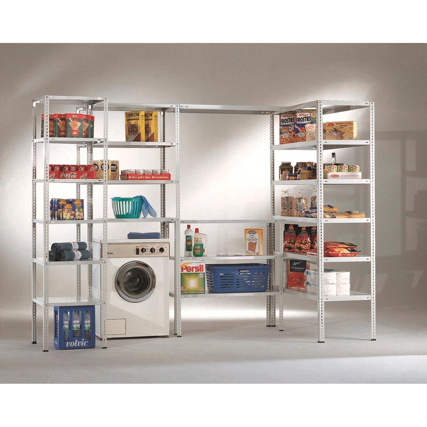 Regalsystem mit PVC-Füßen 35x35 mm, genutzt als Vorrats- und Waschküchenregal.