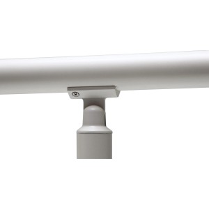 Detailaufnahme: Weißes Aluminium Geländerset mit waagerechten Rundstäben.