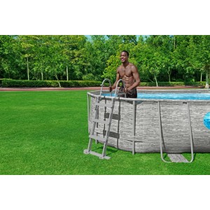 Bestway Sicherheitsleiter 107 cm am Pool mit Person, sicherer Einstieg ins kühle Nass.