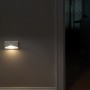 Mr.Beams MB710: Weiße Batterieleuchte mit Bewegungssensor an Wand.