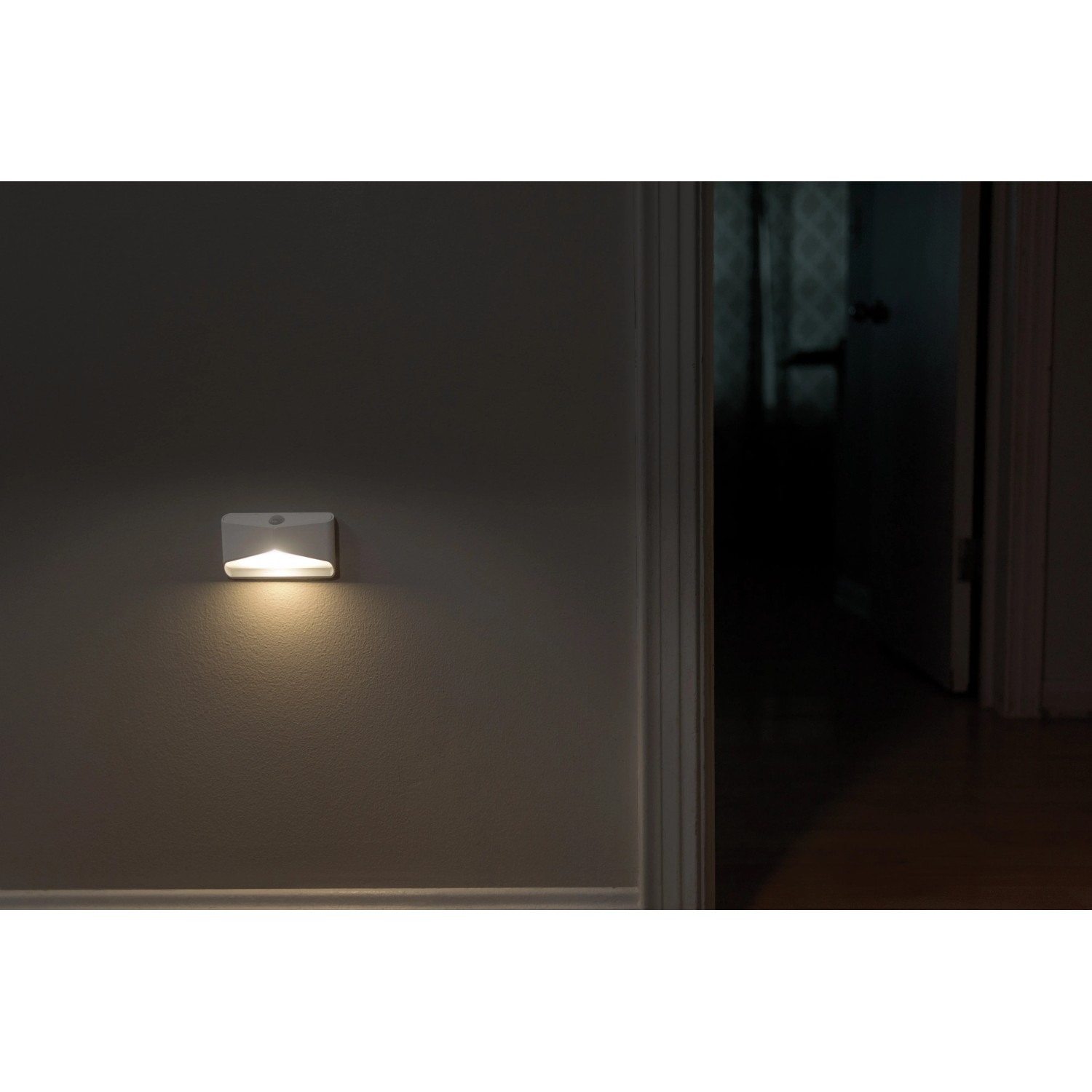 Mr.Beams MB710: Weiße Batterieleuchte mit Bewegungssensor an Wand.