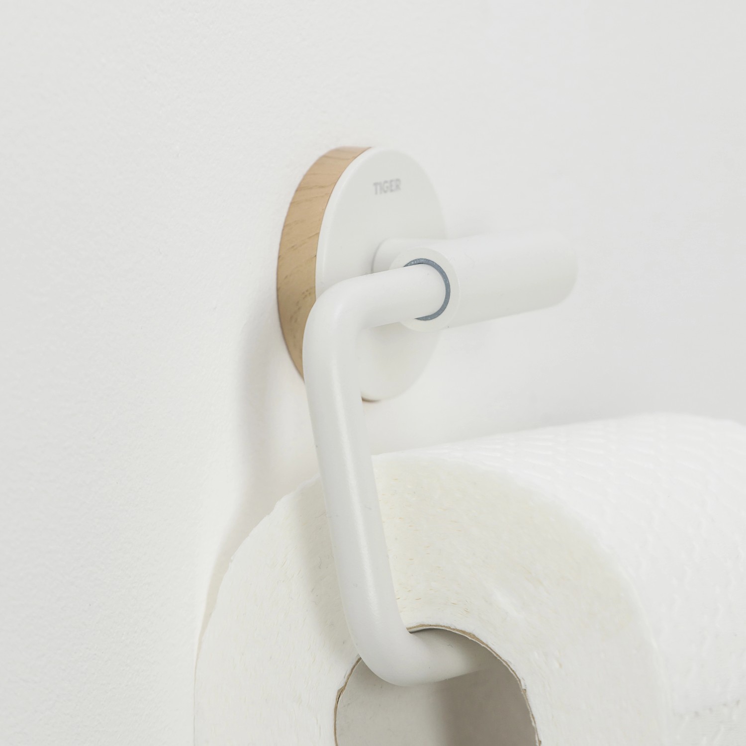 Tiger Toilettenpapierhalter Urban Weiß ohne Deckel mit Holz-Akzent.