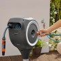 Gardena Terrassen-Schlauchbox RollUp S mit 15m Gartenschlauch in Nutzung auf Terrasse.