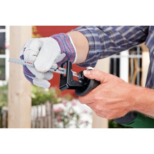 Bosch Säbelsäge PSA 900 E beim Sägeblattwechsel. Werkzeuglose SDS-Aufnahme.