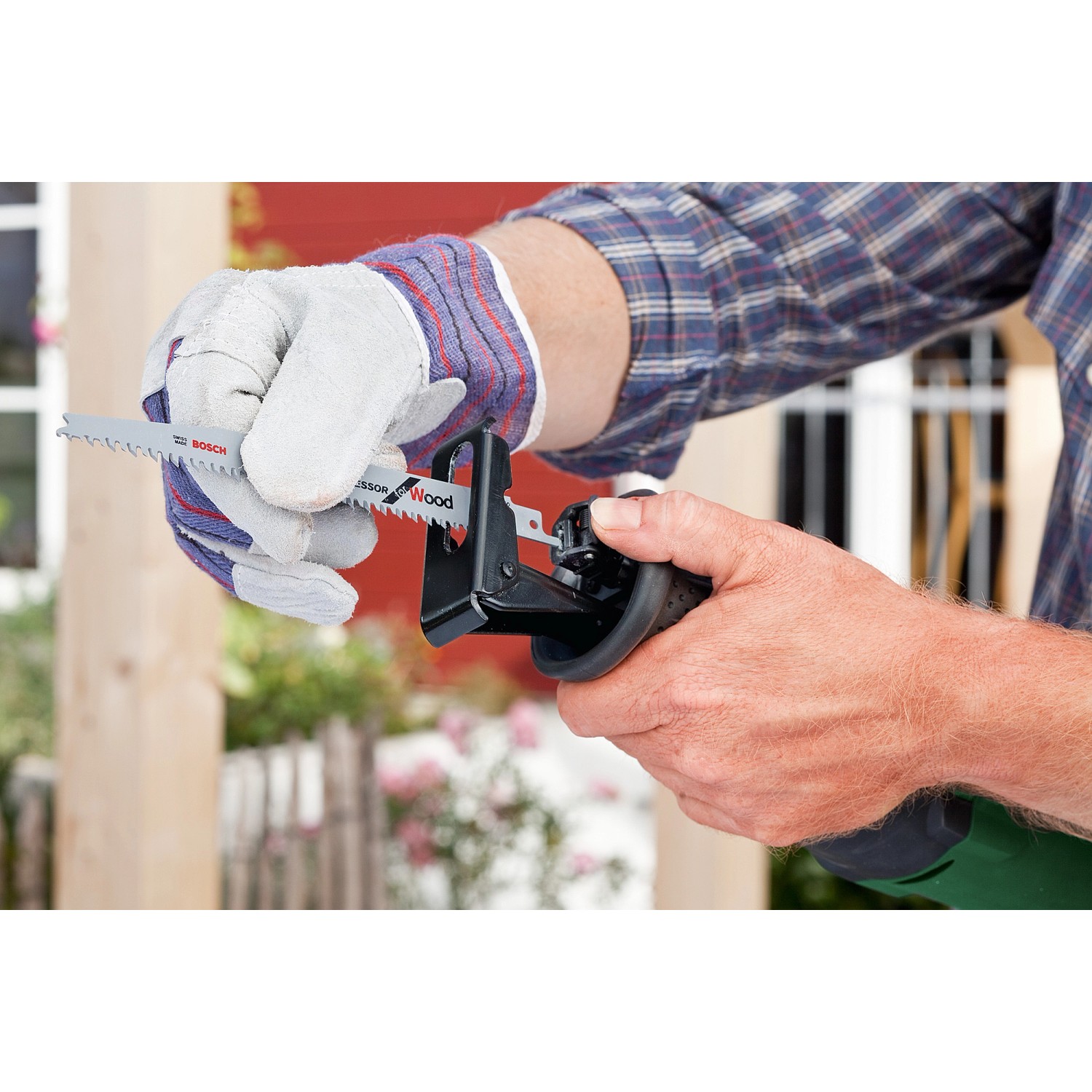 Bosch Säbelsäge PSA 900 E beim Sägeblattwechsel. Werkzeuglose SDS-Aufnahme.