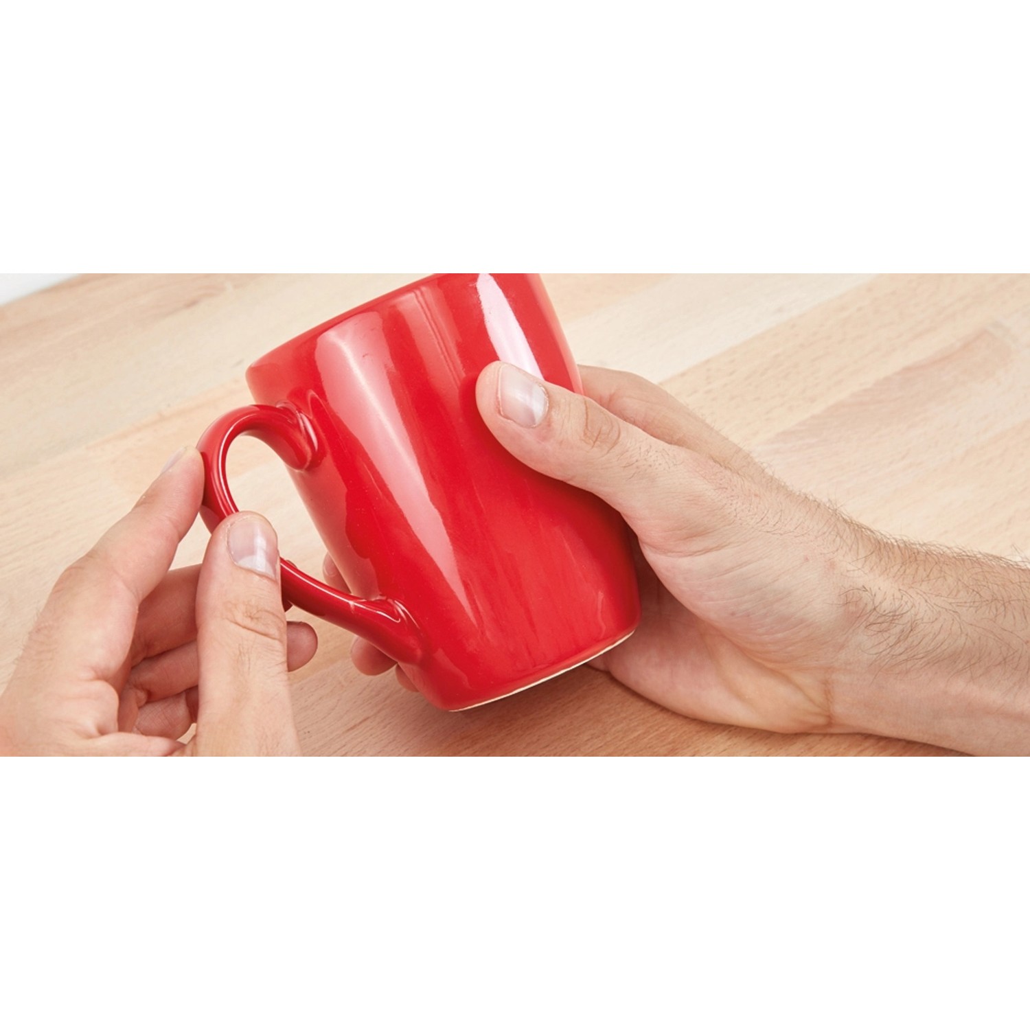 Rote Tasse wird mit Fischer 30 Sekunden Kleber geklebt.