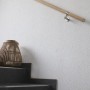 Handlauf aus Holz mit Edelstahl V2A Schellen an einer Treppe befestigt.