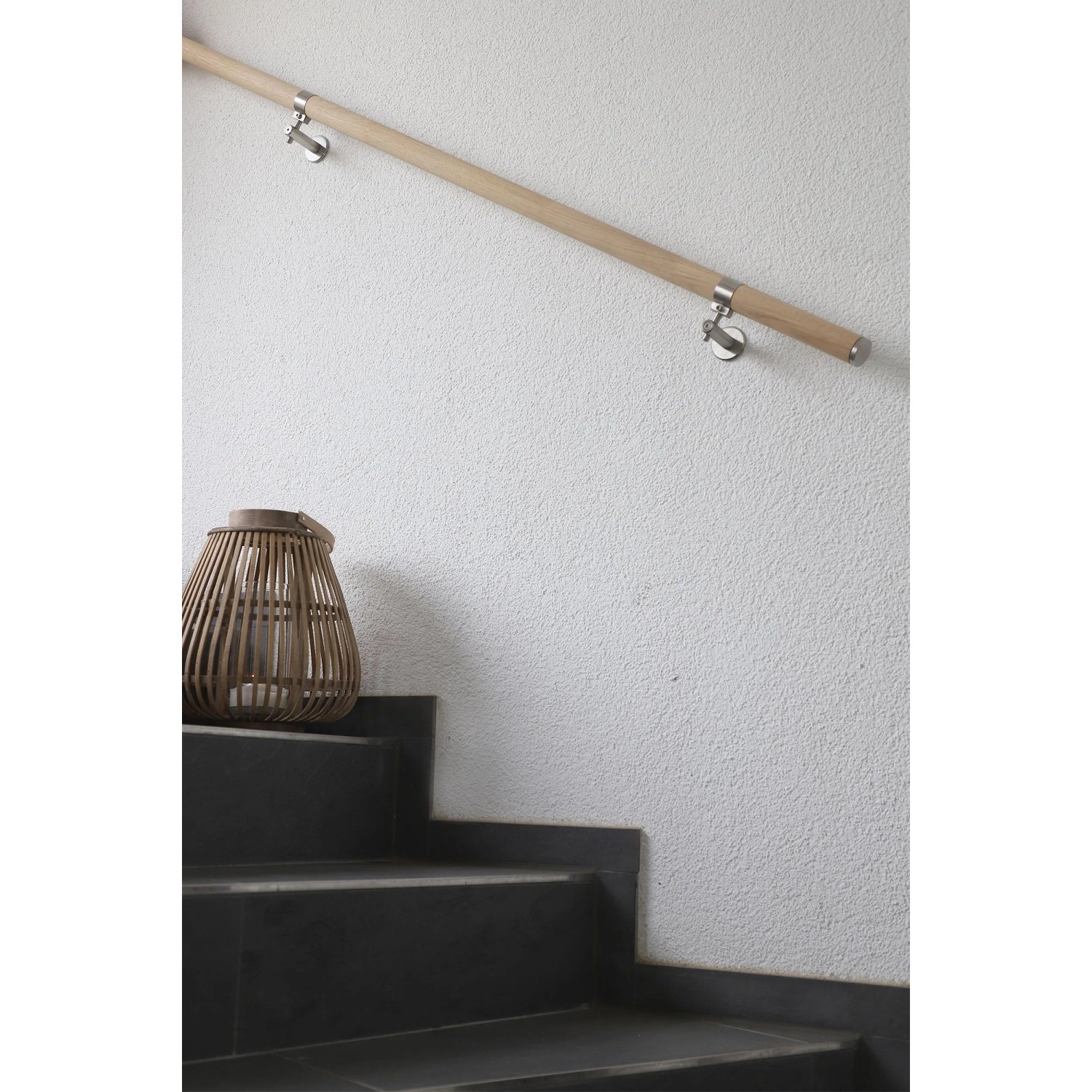 Handlauf aus Holz mit Edelstahl V2A Schellen an einer Treppe befestigt.