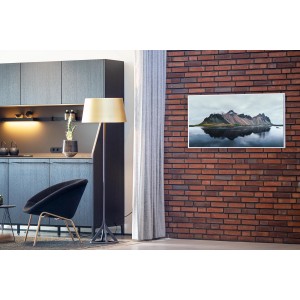 Könighaus Infrarotheizung Panorama mit Berg- und Seemotiv, 60x120 cm, an Ziegelwand.