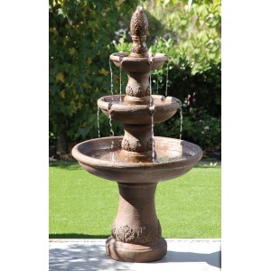 Rostbrauner Silex Kunststeinbrunnen mit drei Ebenen und Pumpe für den Garten.