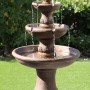 Rostbrauner Silex Kunststeinbrunnen mit drei Ebenen und Pumpe für den Garten.