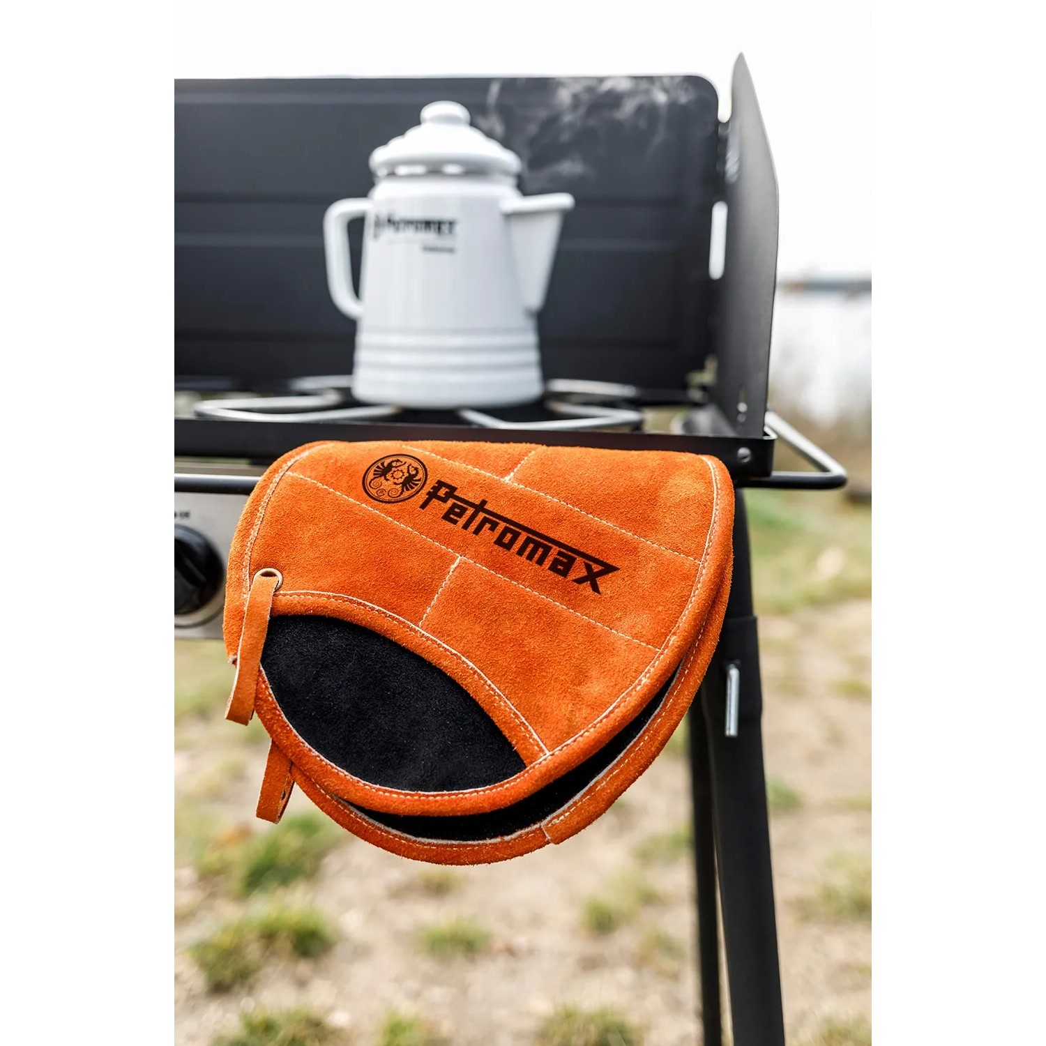 Petromax Topflappen Aramid, orange-schwarz, Paar. Grillutensil für sicheren Halt am Grill.