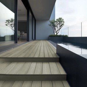 Verlegte Home Deluxe WPC Terrassendielen Samana Premium Antik auf Terrasse mit Pool.