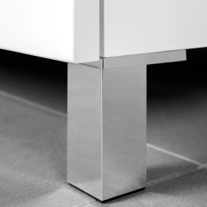Möbelfuß Alumix, 100mm hoch, verchromt, unter weißem Möbelstück auf Fliesenboden.