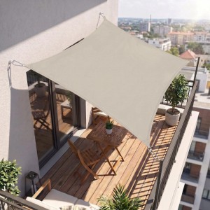Rechteckiges taupe Sonnensegel auf Balkon, bietet UV-Schutz und Schatten für Terrasse und Garten.