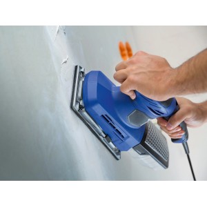 Schwingschleifer mit LUX Gitterleinen-Set Comfort beim Schleifen einer Wand.