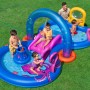 Bestway Wasserspielcenter Unterwasserwelt mit Rutsche, Sprinkler und Kindern im Garten.
