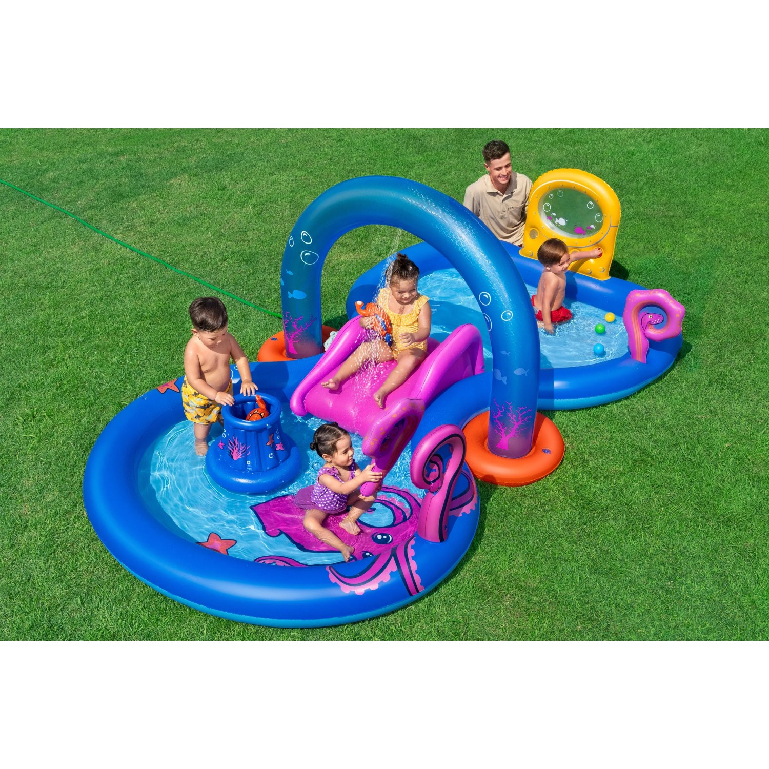 Bestway Wasserspielcenter Unterwasserwelt mit Rutsche, Sprinkler und Kindern im Garten.