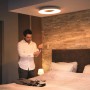 Silberne Philips Hue White Ambiance Still Deckenleuchte mit Dimmer im Schlafzimmer.