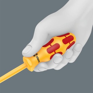 Gelb-roter Wera Schraubendreher mit Kraftform Griff in Hand, Teil des Tooltüte 4.0 Werkzeugsortiments.