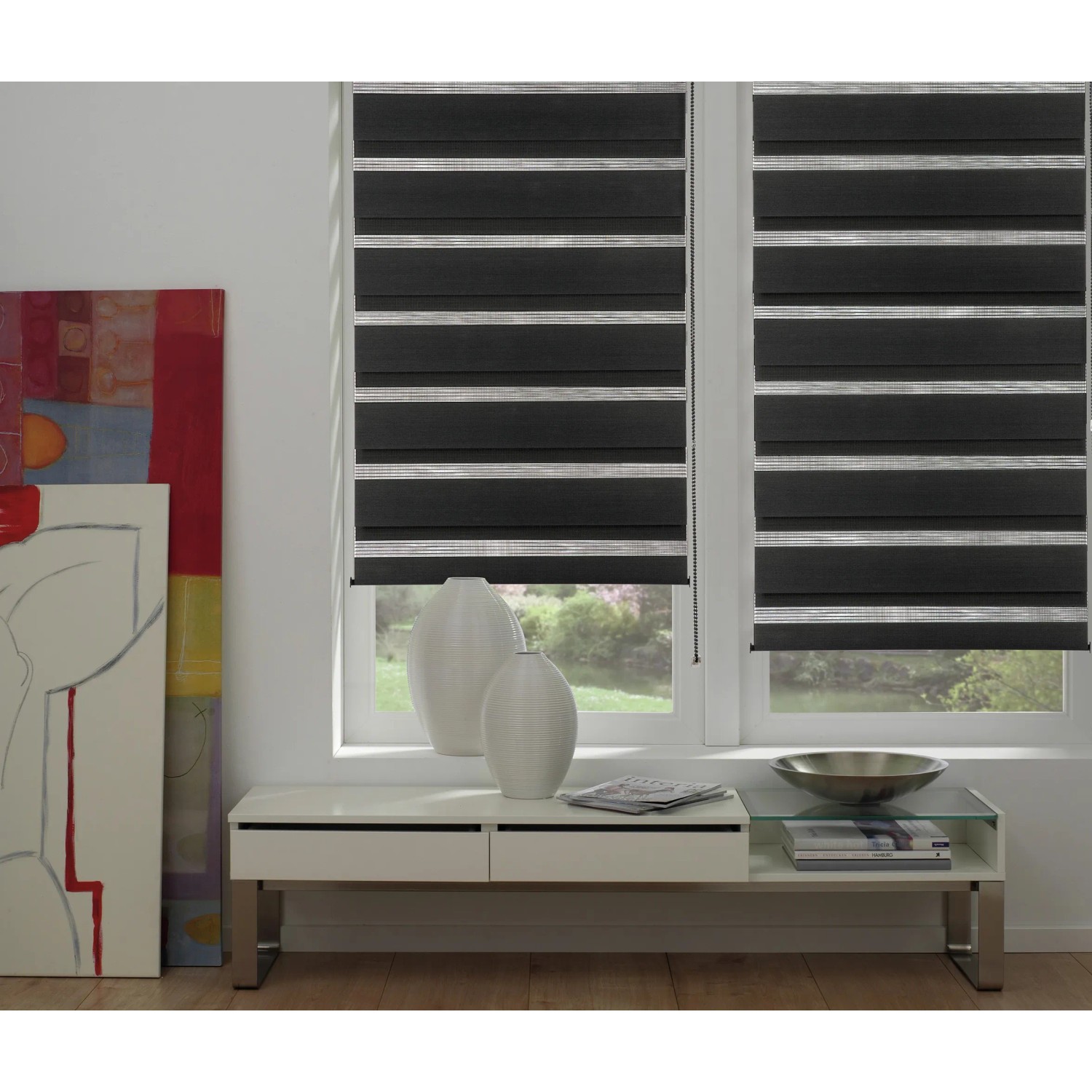 Gardinia Doppelrollo EasyFix, 100x150 cm, schwarz, mit transparenten und blickdichten Streifen vor dem Fenster.