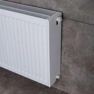 Weißer Belrad Universalheizkörper Typ 33 (900x1200 mm) mit Halterung und 6 Anschlüssen.