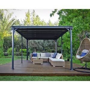 Canopia Gartenpavillon Milano 3.1 x 4.3 in Anthrazit mit Sitzgruppe und Hängesessel im Garten.