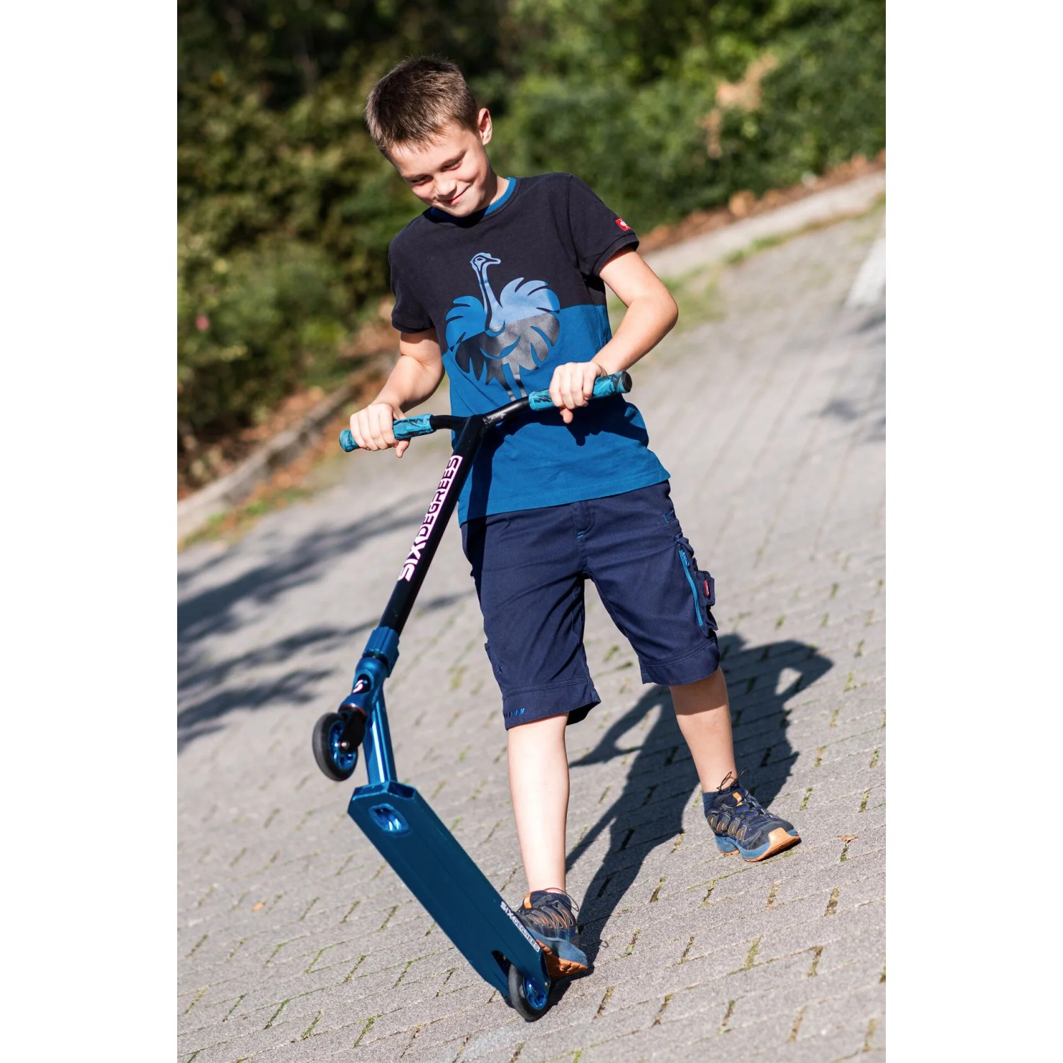Blauer Six Degrees Stuntscooter mit Wing-Lenker und HIC Compression-System für coole Stunts.