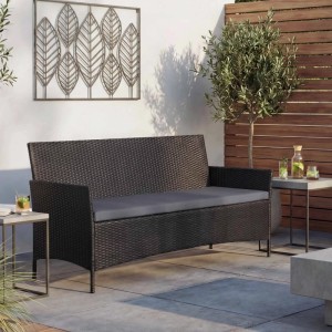 Anthrazitfarbene 3-Sitzer Poly-Rattan Gartenbank Hamar mit grauen Sitzkissen und Armlehnen auf Terrasse.