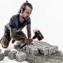 Mann verlegt Pflastersteine mit Halder Schonhammer Gummi/Kunststoff (D 80mm).
