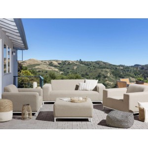 Modernes Beliani Lounge Set ROVIGO sandbeige auf Terrasse: Sofa, 2 Sessel, Ottomane mit weißem Aluminiumgestell.
