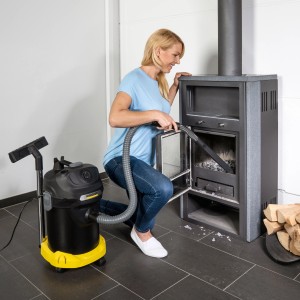 Frau saugt mit Kärcher Aschesauger AD 4 Premium Asche aus Kamin.
