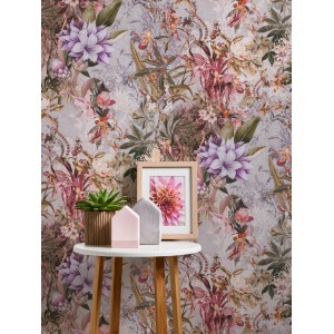 Vliestapete mit Blumenmuster in Lila und Beige. Dekorative Tapete mit floralem Design.