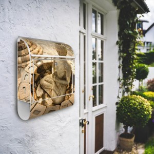 Weißer Banjado Design Briefkasten mit Zeitungsfach und Motiv Sitzender Buddha, pulverbeschichtet, an Hauswand.