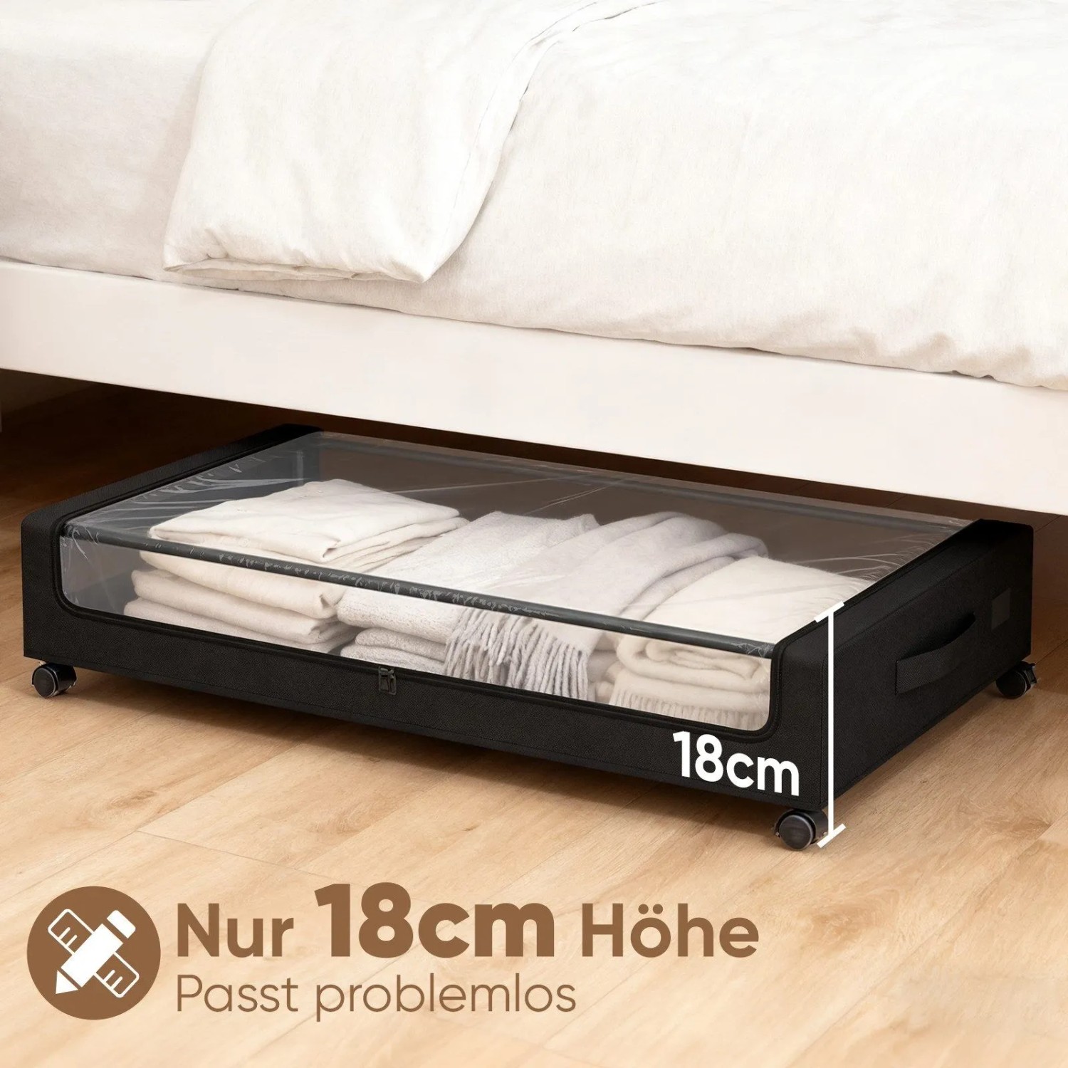 Schwarze Unterbettkommode mit transparentem Deckel und Rollen, gefüllt mit Textilien, unter einem Bett. Höhe 18cm.