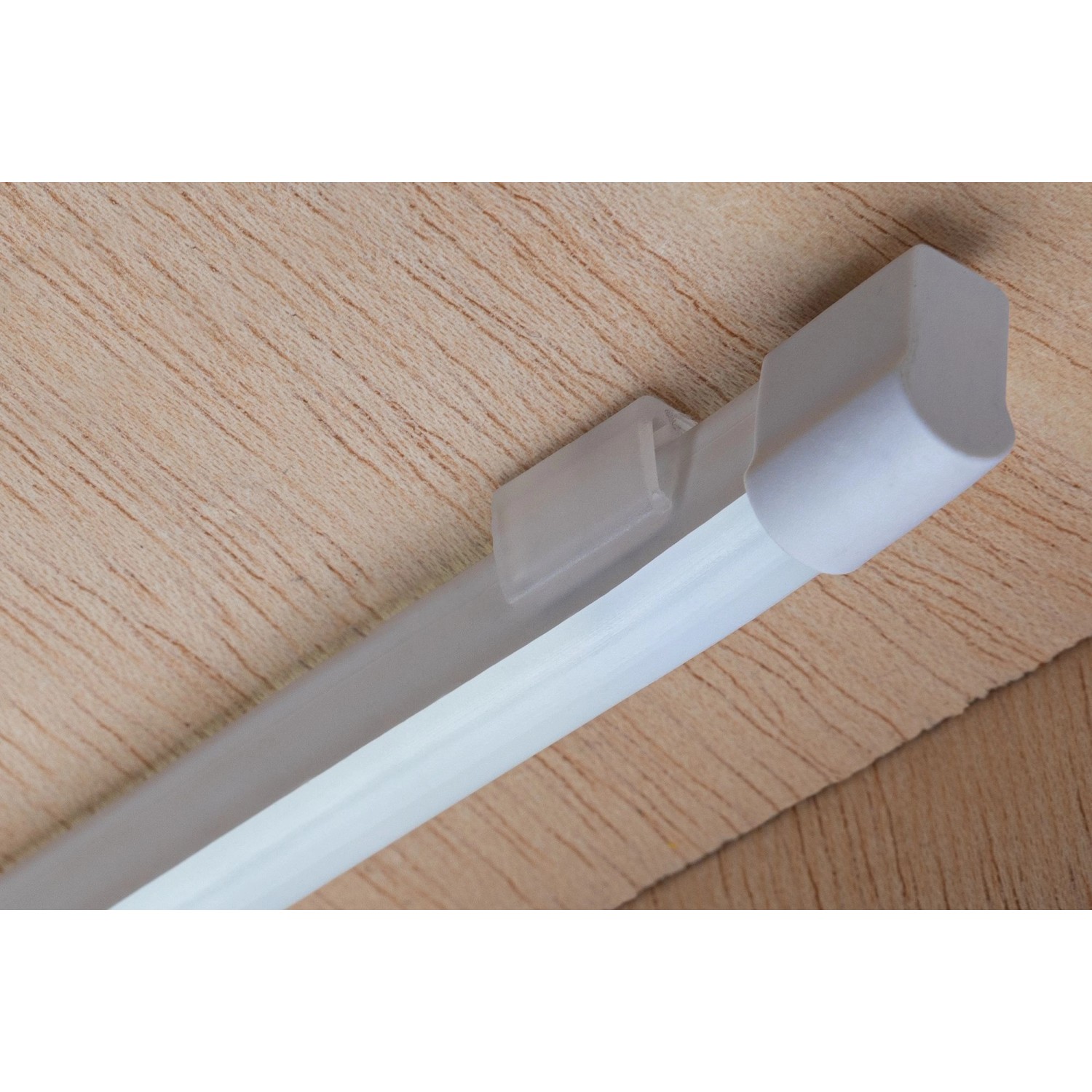 Detailaufnahme des Paulmann SimpLED Outdoor Strip Sets, 3m, warmweiß, mit Befestigungsclip.