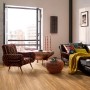 Wohnraum mit Parador Vinylboden Basic 5.3 Eiche Memory Natur in Holzoptik.