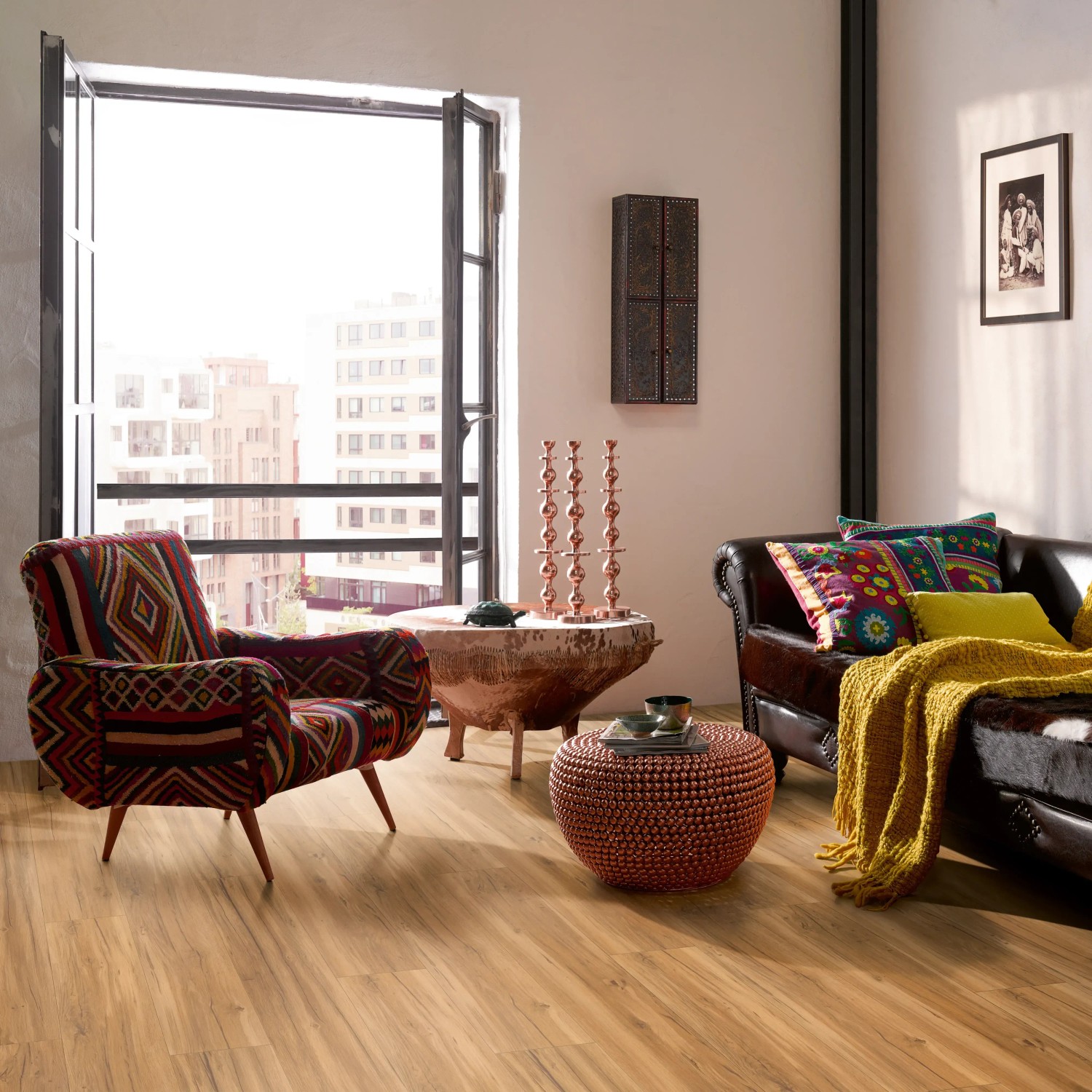 Wohnraum mit Parador Vinylboden Basic 5.3 Eiche Memory Natur in Holzoptik.